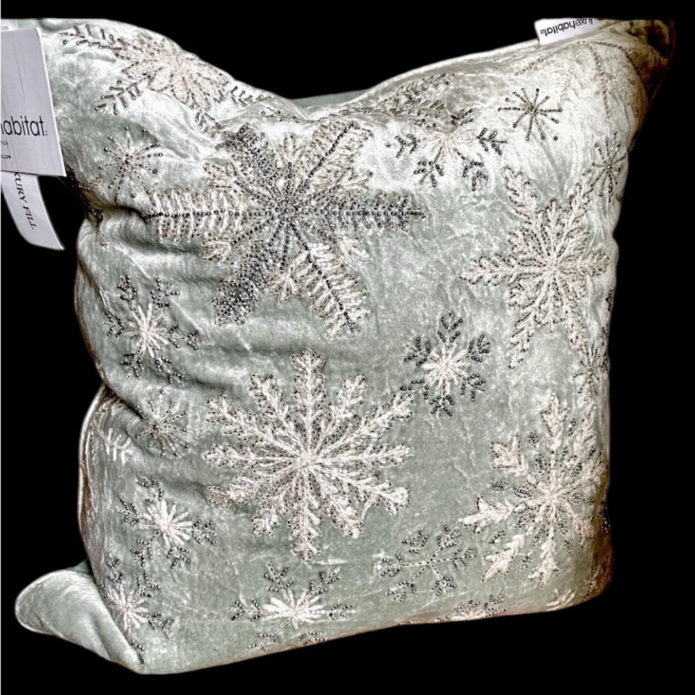 ❄️Sparkling Snowflake ❄️ Gorgeous, soft & plump sparkling ✨ pillow! NWT! - Picture 2 of 16